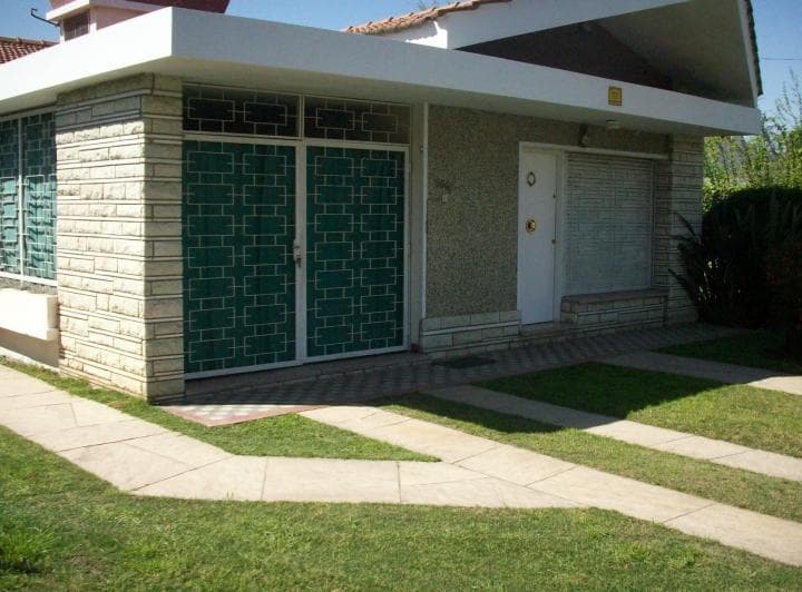 ALQUILO Casa AMPLIA 4 dormitorios 3 baños  cochera 3 jardín patio dpto servicio 3