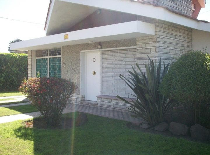ALQUILO Casa AMPLIA 4 dormitorios 3 baños  cochera 3 jardín patio dpto servicio 1