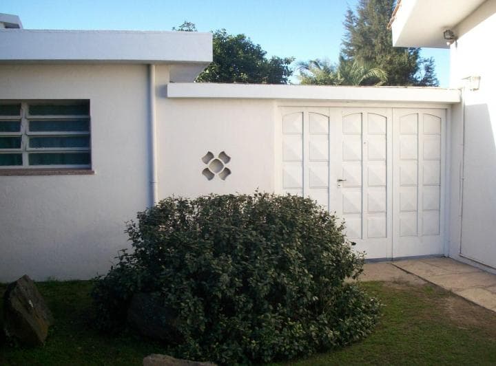 ALQUILO Casa AMPLIA 4 dormitorios 3 baños  cochera 3 jardín patio dpto servicio 4