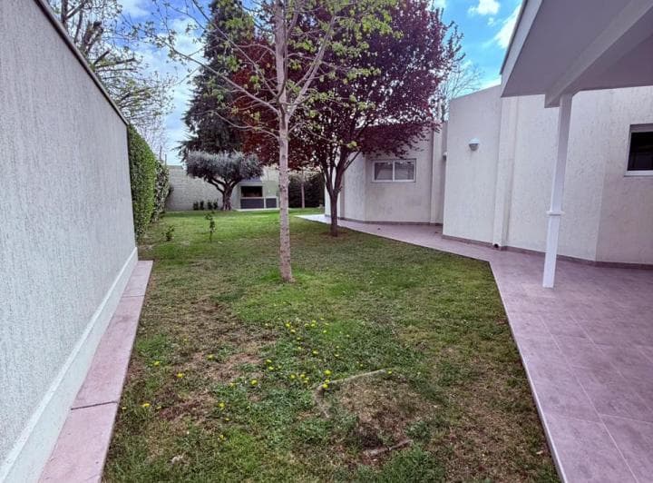 alquila casa en Valle Escondido dentro del barrio Parque Drummond 2
